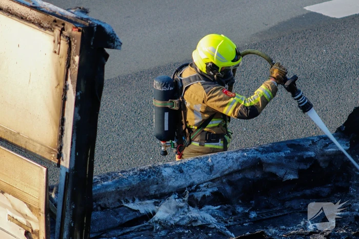 Bakwagen uitgebrand bij afrit snelweg