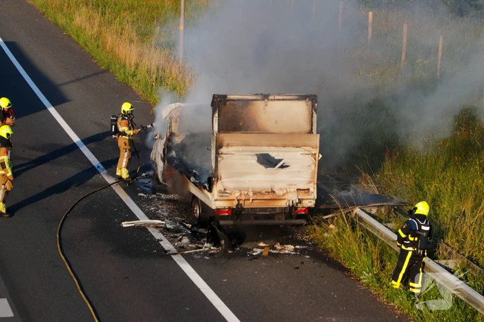Bakwagen uitgebrand bij afrit snelweg