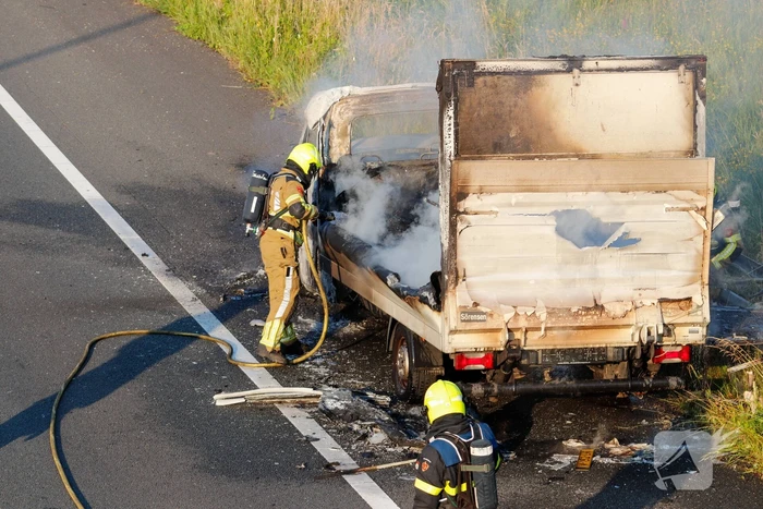 Bakwagen uitgebrand bij afrit snelweg
