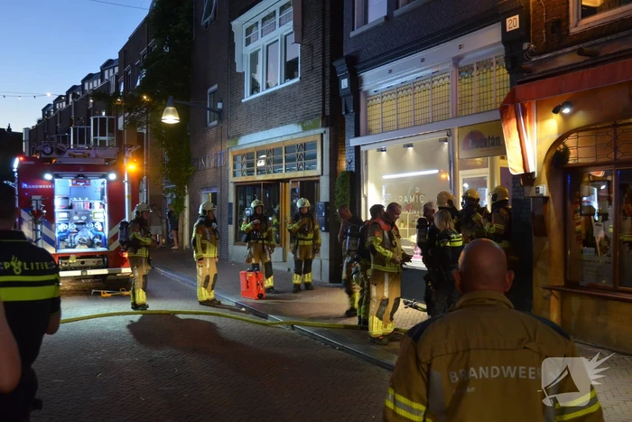 Deur opengebroken vanwege brand in winkelpand