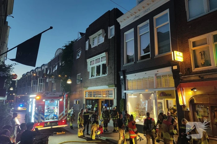 Deur opengebroken vanwege brand in winkelpand