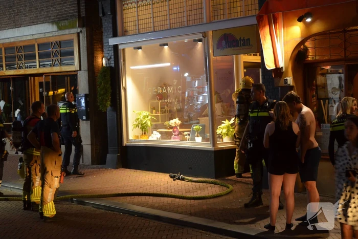 Deur opengebroken vanwege brand in winkelpand