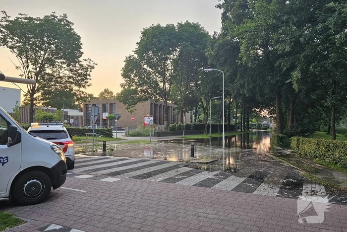 Straat afgesloten wegens grote waterlekkage