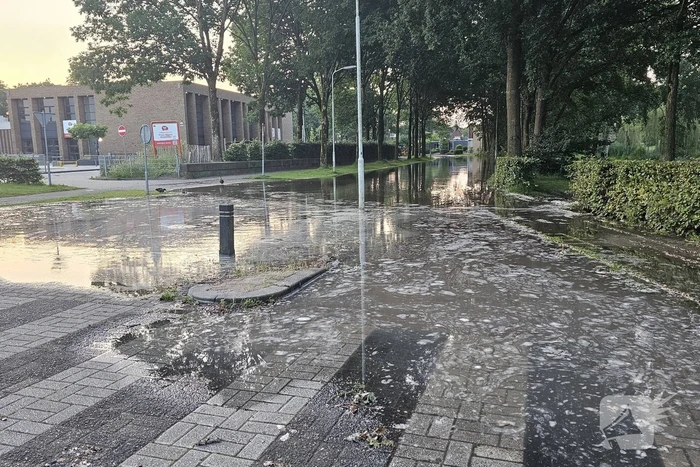 Straat afgesloten wegens grote waterlekkage