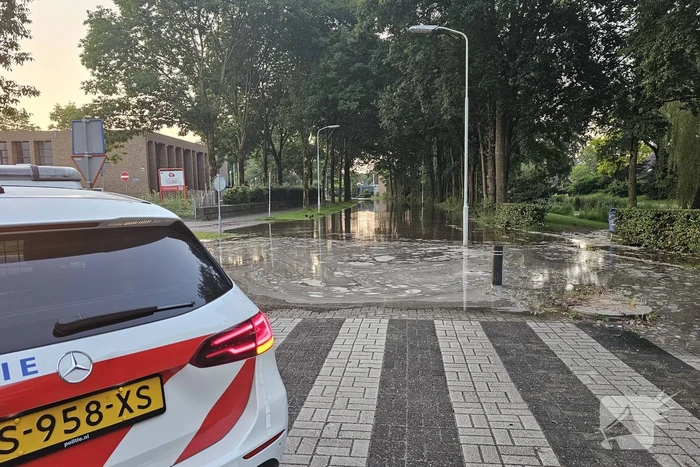 Straat afgesloten wegens grote waterlekkage