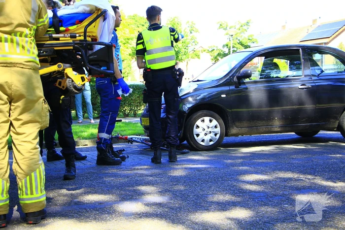 Wielrenner meegesleurd na botsing met auto