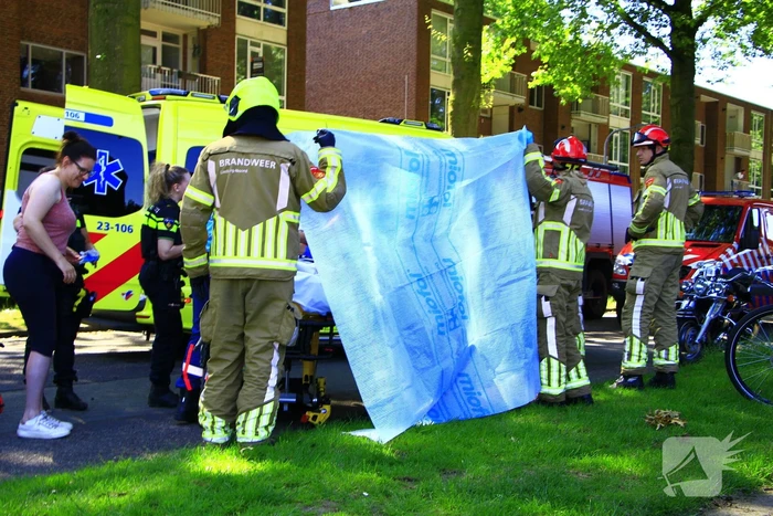 Wielrenner meegesleurd na botsing met auto