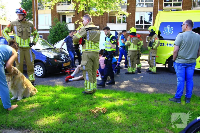 Wielrenner meegesleurd na botsing met auto