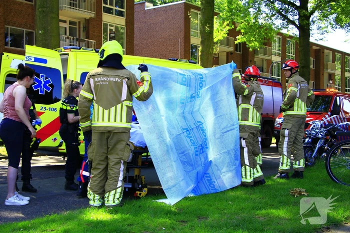 Wielrenner meegesleurd na botsing met auto
