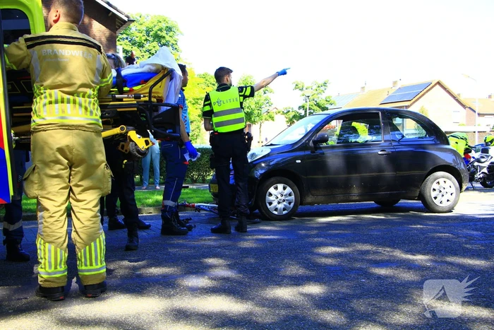 Wielrenner meegesleurd na botsing met auto