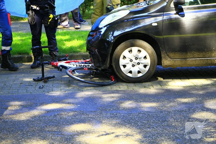 Wielrenner meegesleurd na botsing met auto