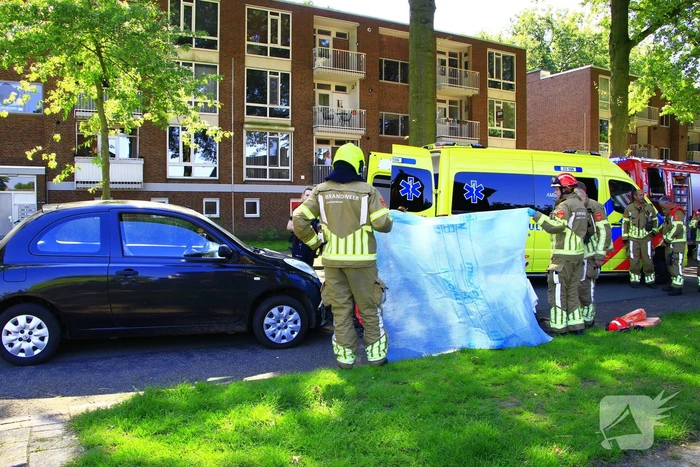 Wielrenner meegesleurd na botsing met auto