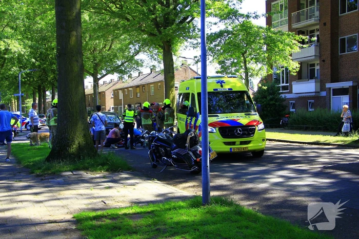 Wielrenner meegesleurd na botsing met auto
