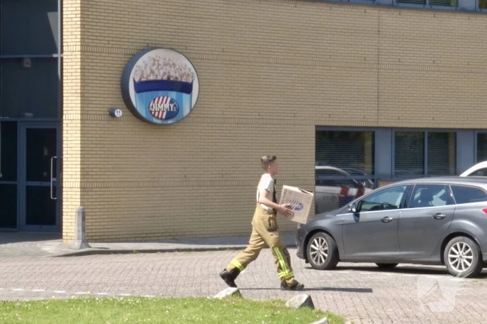 Brandweer controleert rookontwikkeling bij popcornfabriek