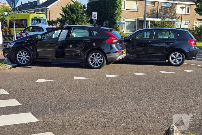 Schades en gewonde na frontale botsing
