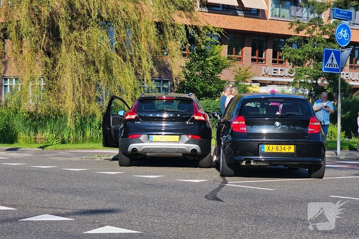 Schades en gewonde na frontale botsing