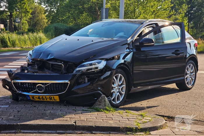 Schades en gewonde na frontale botsing