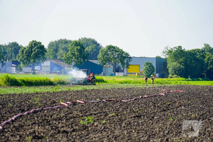 Grote rookwolken door brand in tractor