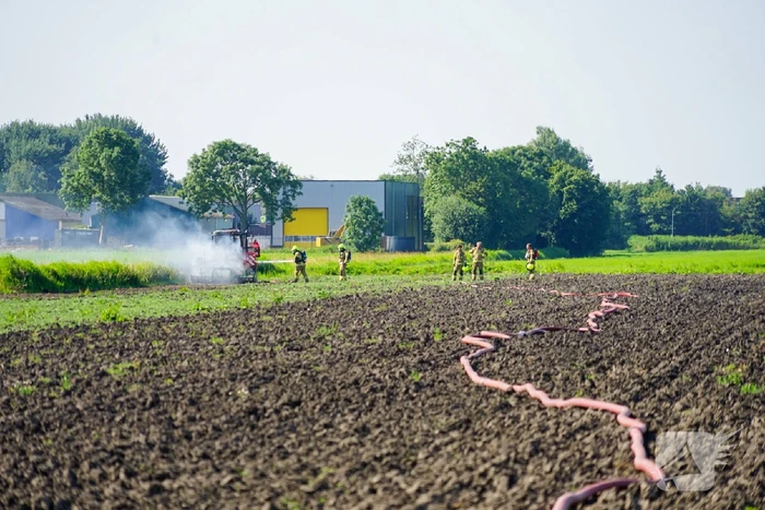 Grote rookwolken door brand in tractor