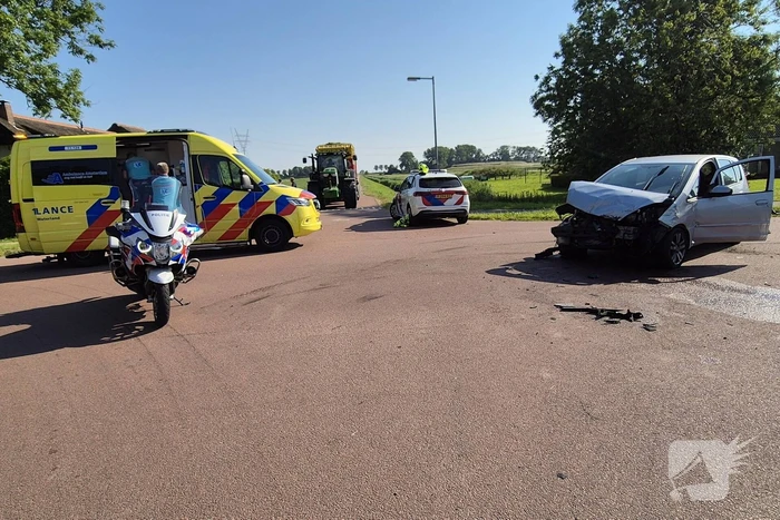 Bestelbus belandt op zijkant na frontale botsing op kruising, automobilist gewond