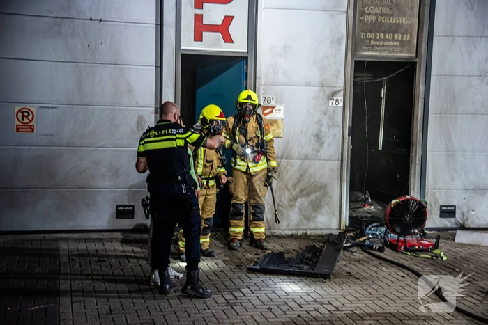 Flinke rookontwikkeling bij brand in garagebedrijf