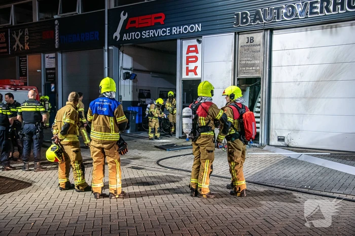 Flinke rookontwikkeling bij brand in garagebedrijf