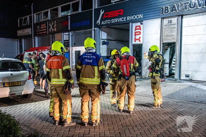 Flinke rookontwikkeling bij brand in garagebedrijf
