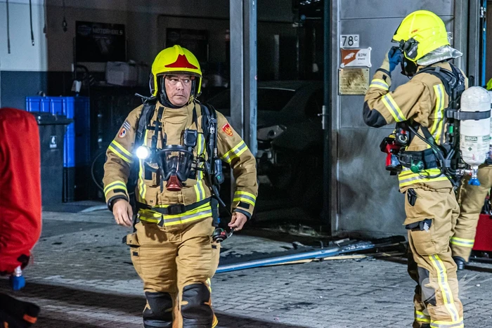 Flinke rookontwikkeling bij brand in garagebedrijf
