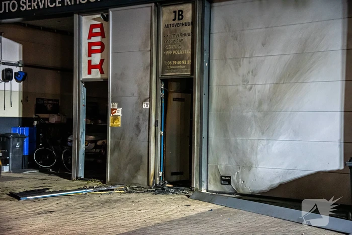 Flinke rookontwikkeling bij brand in garagebedrijf