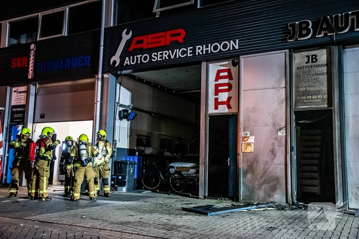 Flinke rookontwikkeling bij brand in garagebedrijf