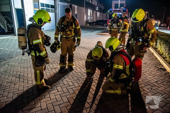 Flinke rookontwikkeling bij brand in garagebedrijf