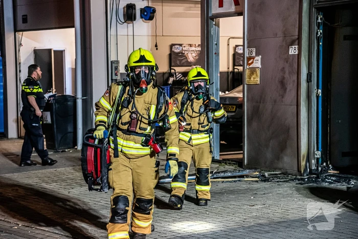 Flinke rookontwikkeling bij brand in garagebedrijf