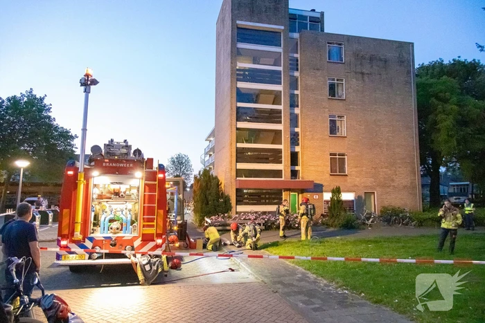 Stoelen vliegen in brand in trappenhuis