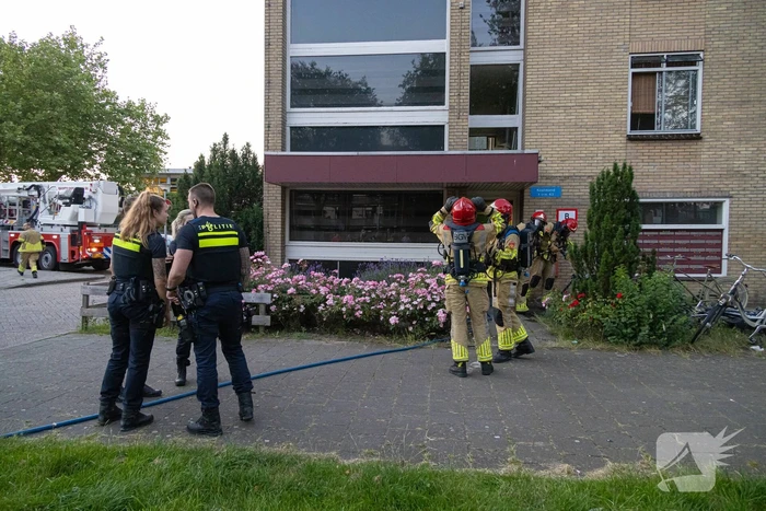 Stoelen vliegen in brand in trappenhuis