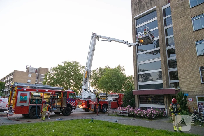 Stoelen vliegen in brand in trappenhuis