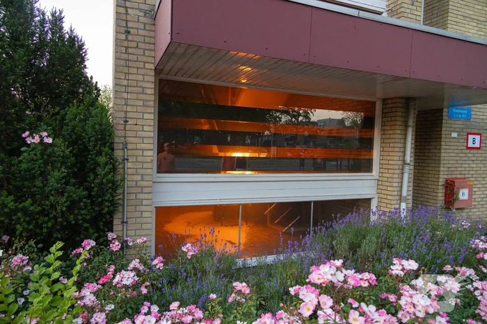 Stoelen vliegen in brand in trappenhuis
