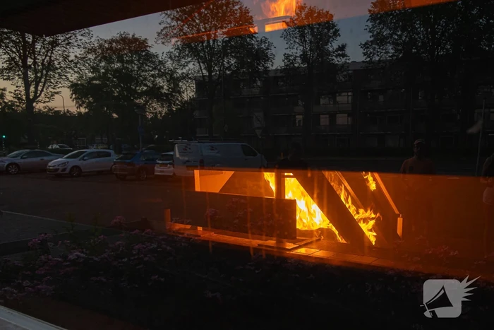 Stoelen vliegen in brand in trappenhuis