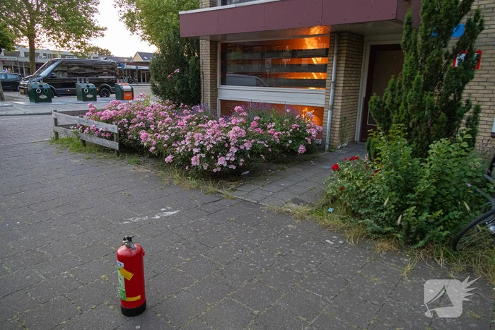 Stoelen vliegen in brand in trappenhuis