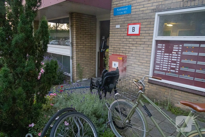 Stoelen vliegen in brand in trappenhuis