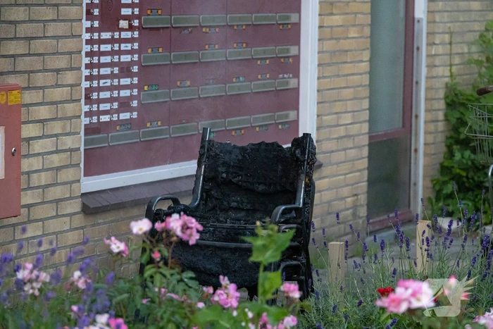 Stoelen vliegen in brand in trappenhuis