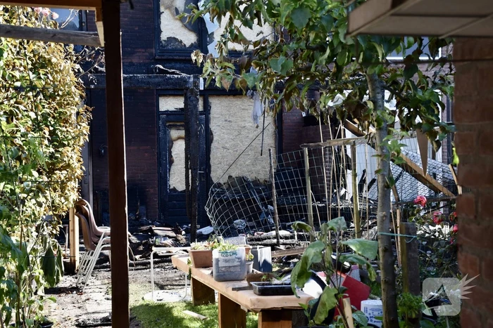 Schade groot na grote brand achter woning