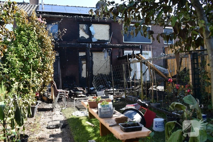 Schade groot na grote brand achter woning