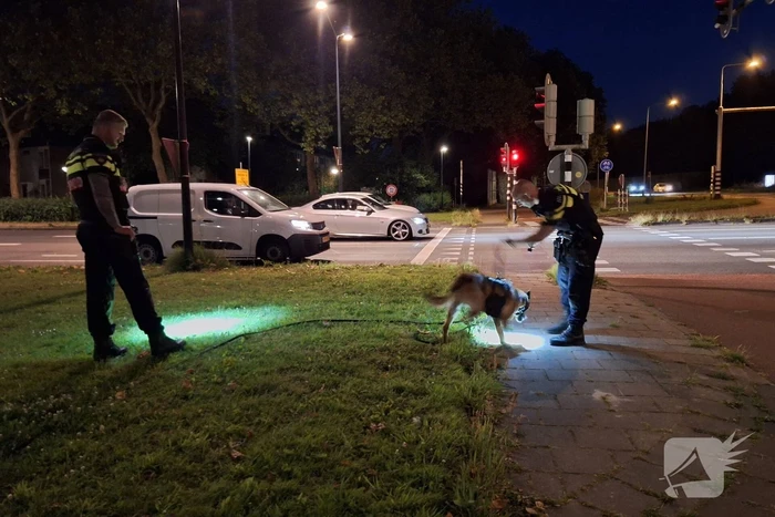 Politiehond Appie vind door omstander verloren armband terug