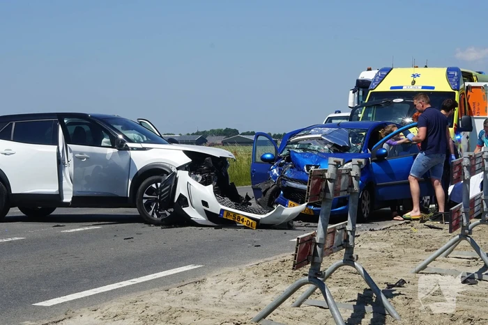 Gewonde en forse schade bij aanrijding