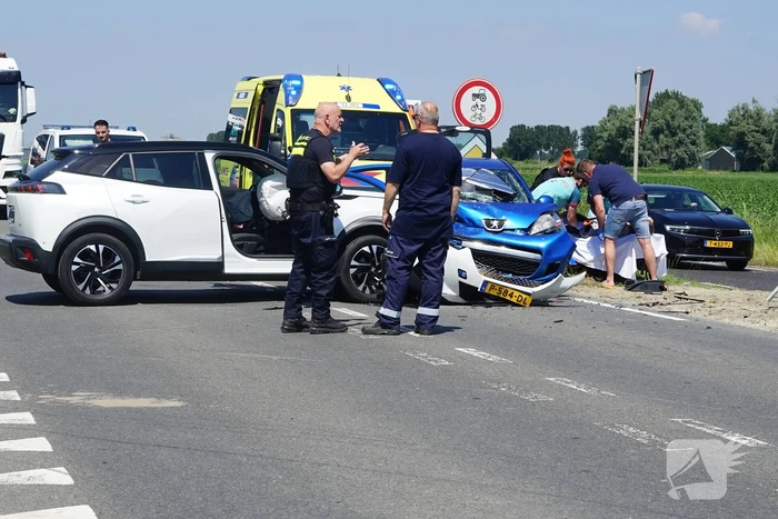 Gewonde en forse schade bij aanrijding