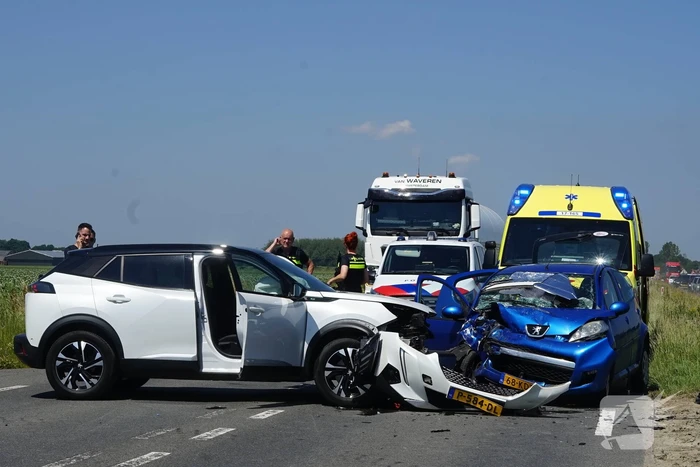 Gewonde en forse schade bij aanrijding