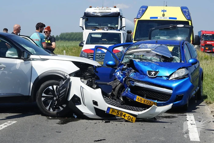 Gewonde en forse schade bij aanrijding