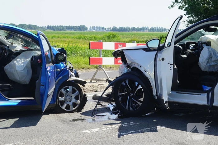 Gewonde en forse schade bij aanrijding