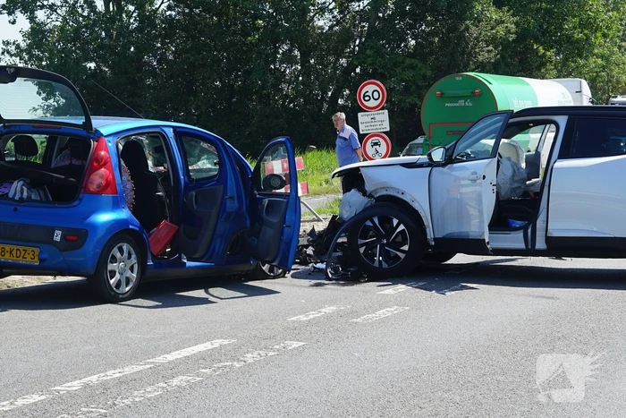 Gewonde en forse schade bij aanrijding