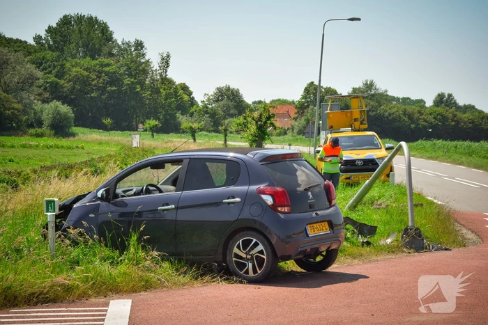 Automobilist ramt lantaarnpaal